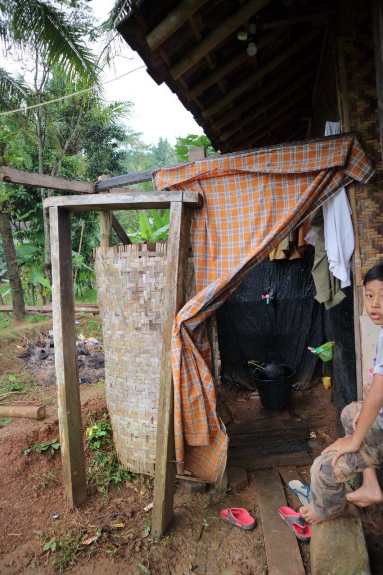 Bangun 100 Tempat  Wudhu  dan  Toilet  Layak untuk Masjid  di 